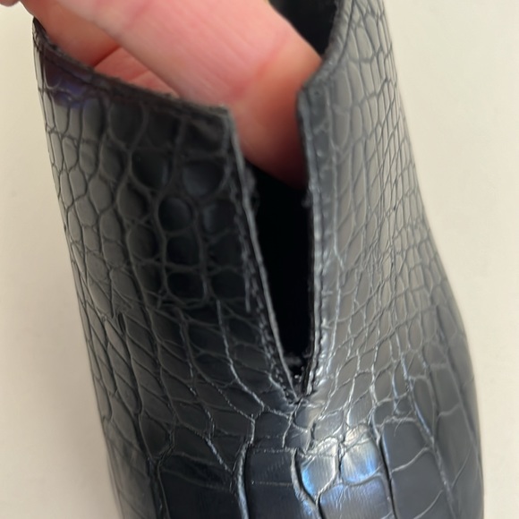 Black slipon shoe with higher heel - Picture 5 of 7